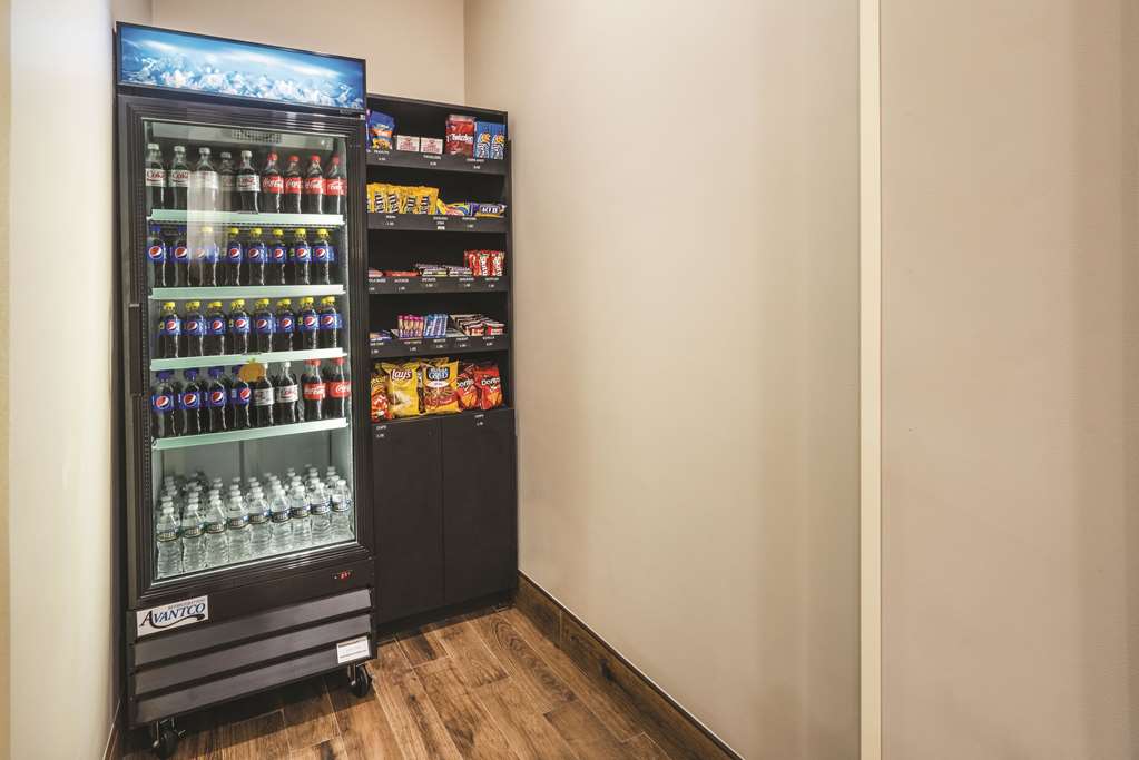 La Quinta Inn & Suites by Wyndham Brooklyn Central - photo 28