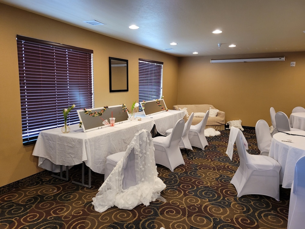 Cobblestone Inn & Suites Schuyler - photo 51