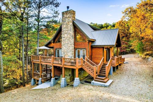 New Creekside Cabin w Spa Views Sleeps 12 — 4-Star Luxury Hotel in Broken Bow, United States