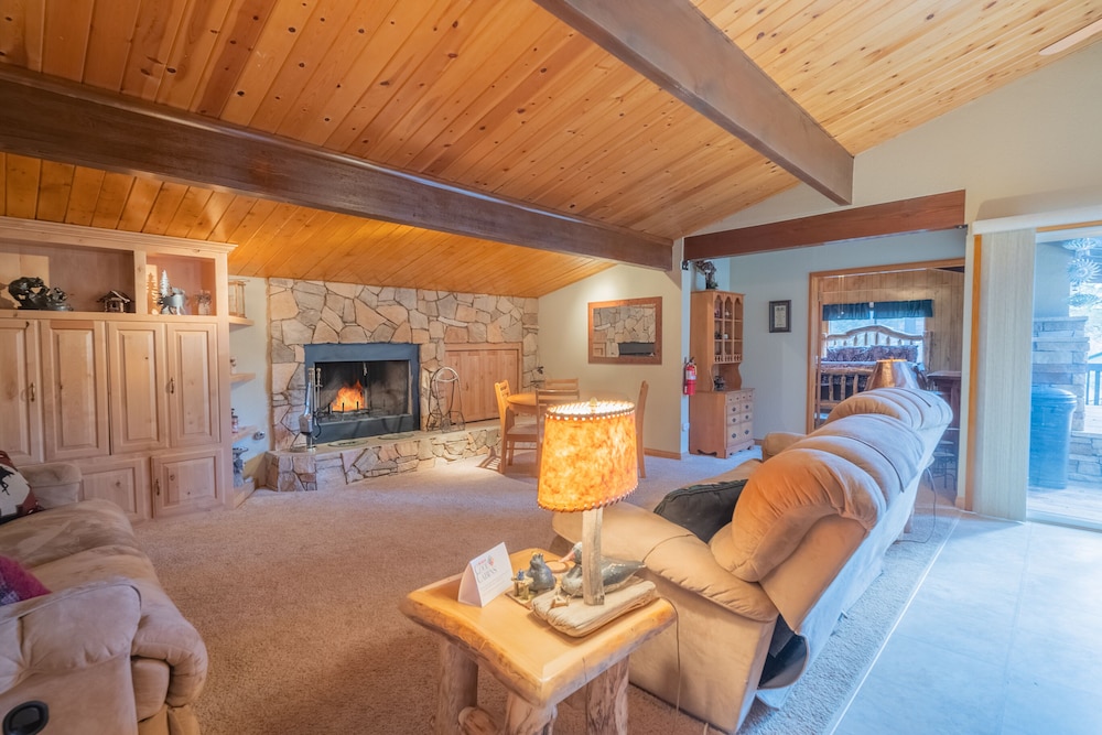 Moonridge Manor — 4-Star Luxury Hotel in Big Bear Lake, United States