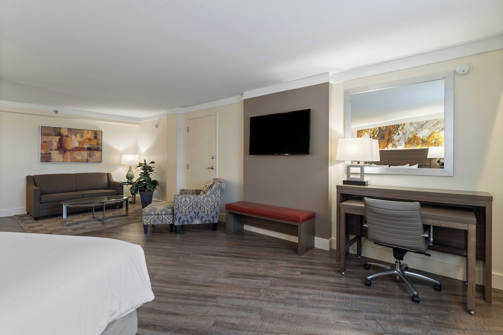 Crowne Plaza Executive Center Baton Rouge by IHG - photo 23