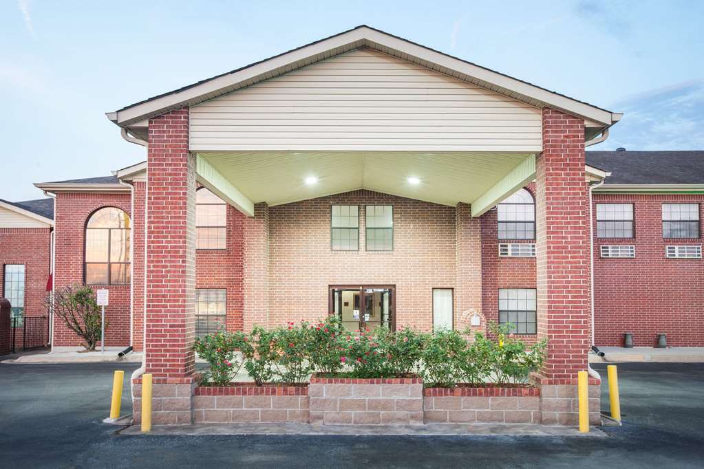 Super 8 by Wyndham White Hall — hotel in White Hall
