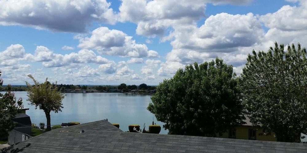 Lakeshore Inn Water Front - photo 39
