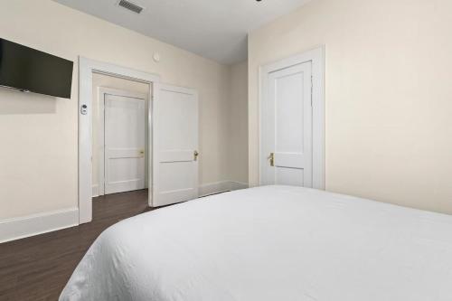 Modern Escape in Historic District - photo 18