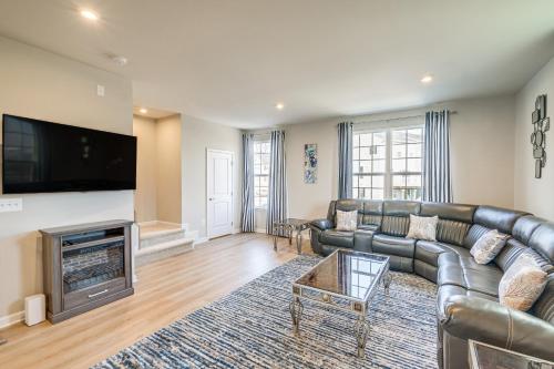 30 Mi to Downtown DC Charming Dale City Townhome — hotel in Dale