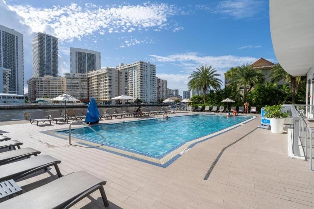 Stylish Beach Condo with Full Kitchen A — 4-Star Luxury Hotel in Hallandale Beach, United States
