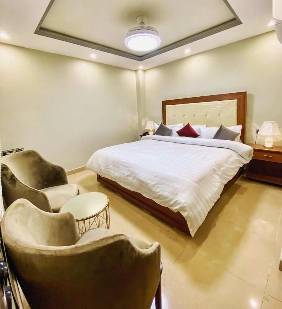 Grand Luxury Hotel — hotel in Multan