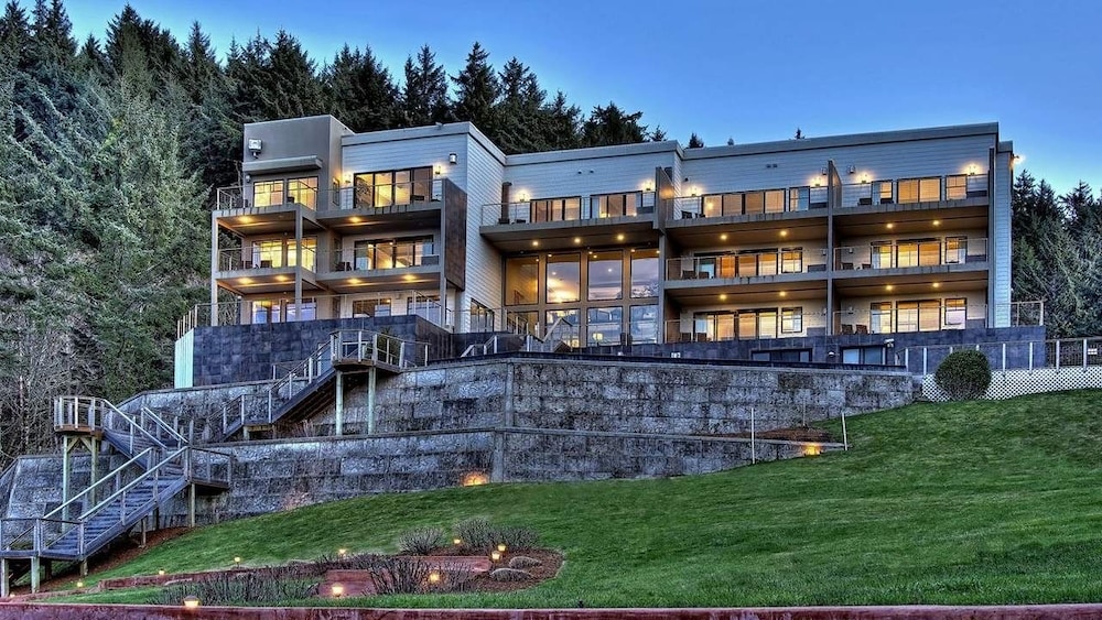 Whale Cove Inn — 4-Star Luxury Hotel in Depoe Bay, United States