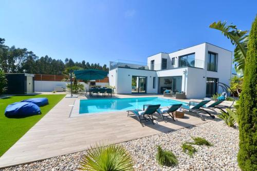 Villa Serena Exquisite villa with private heated pool — 4-Star Luxury Hotel in Sao Martinho Do Porto, Portugal