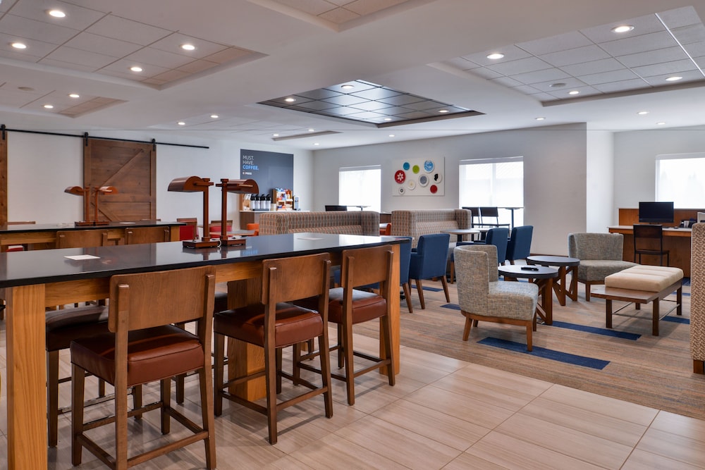Holiday Inn Express & Suites Cincinnati Mason by IHG - photo 39