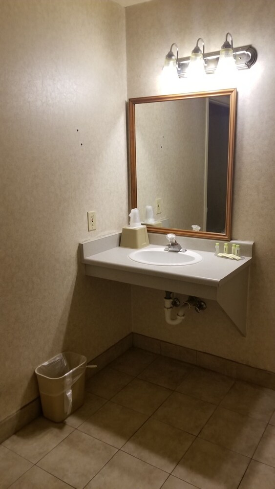 Port of Tacoma Inn - photo 20