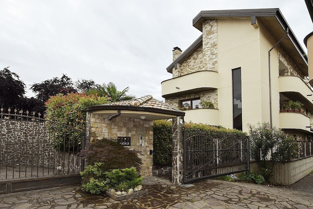 ILLUVIA affitto camere — 4-Star Luxury Hotel in Cornaredo, Italy