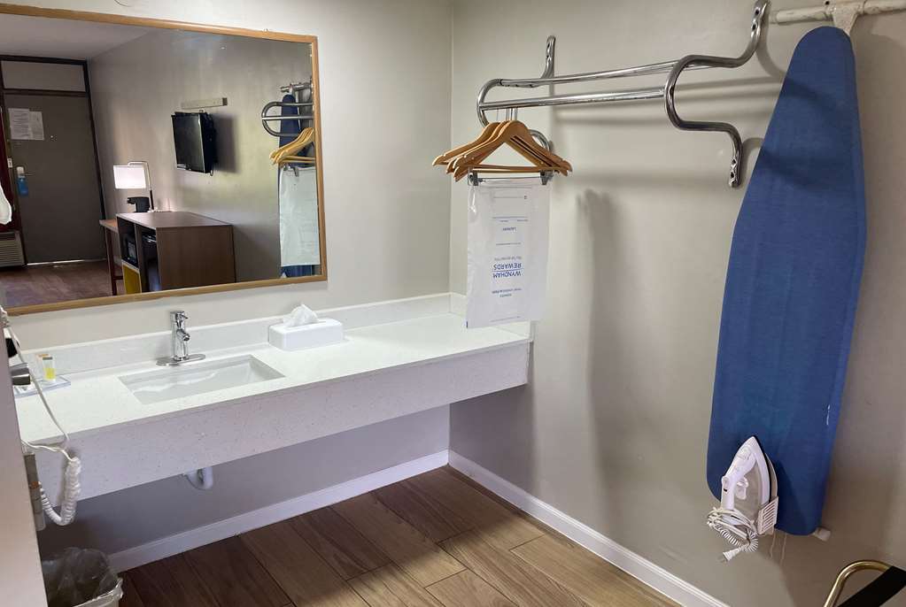 Days Inn by Wyndham Valdosta Near Valdosta Mall - photo 19