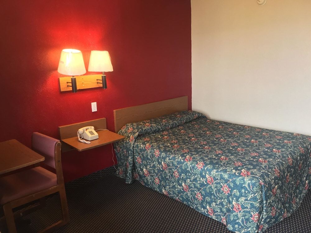 Relax Inn West Amarillo Medical Center - photo 11