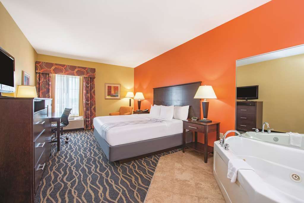 La Quinta Inn & Suites by Wyndham Tulsa Airpt Expo Square - photo 46