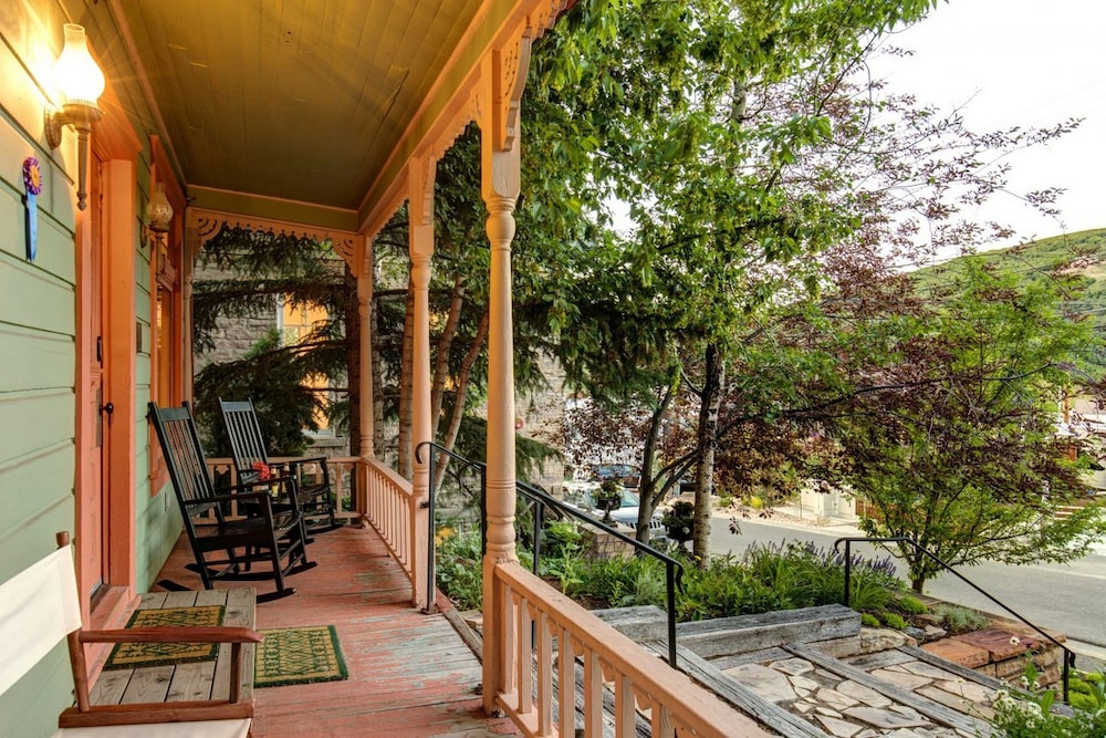 Abode at Heirloom House — 4-Star Luxury Hotel in Bridgeport, United States