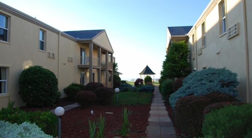 Clinton Inn & Suites - featured photo