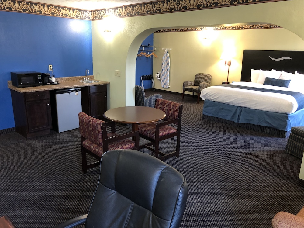 Days Inn & Suites by Wyndham Youngstown Girard Ohio - photo 12