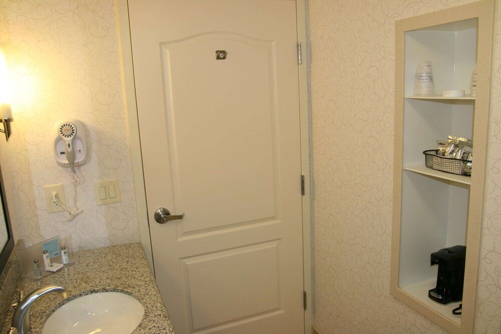 Hampton Inn Jericho Westbury - photo 41