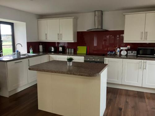 Berryhill West Steading Peterhead 3 bedroom 2 bathroom self catering Sleeps 5 Private off road parking Yard & Shed Suit Contractors Newly Refurbished Underfloor Heating Drying Room Golf Driving Range Cafe Extensive Footpaths — 4-Star Luxury Hotel in Peterhead, United Kingdom
