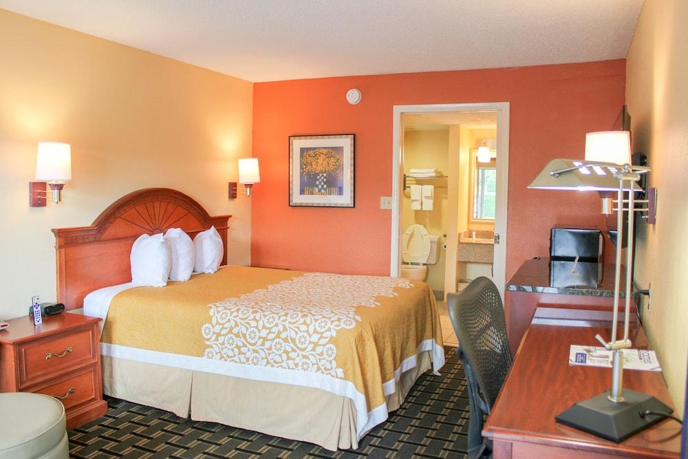Rose Garden Inn & Suites - photo 5