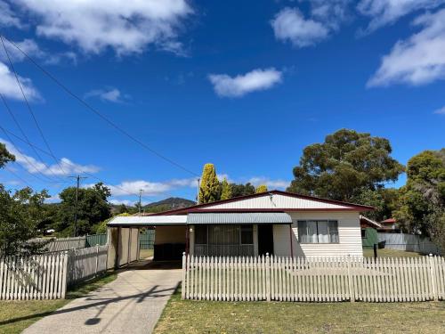 Comfortable 2 Bedroom home in Mudgee Rest Easy Mudgee — 4-Star Luxury Hotel in Mudgee, Australia