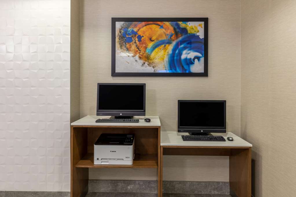La Quinta Inn & Suites by Wyndham Bridgeport - photo 28