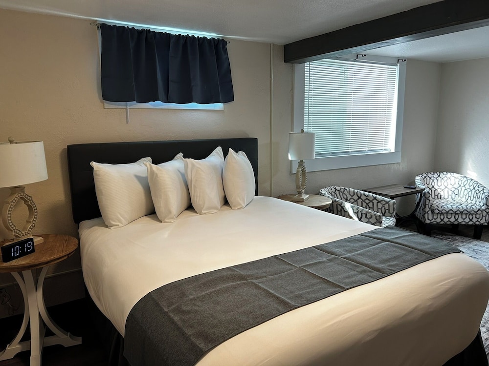 Lamplighter Cabins & Suites - photo 33