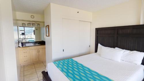 Updated 22nd Floor Waikiki Condo Free parking & WiFi Ideal for large family by Koko Resort Vacation Rentals - photo 14