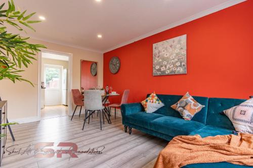 4 BR Hayes Home Sleeps 8 Ideal for Long term stays Fast unlimited Wi Fi — 4-Star Luxury Hotel in Northolt, United Kingdom