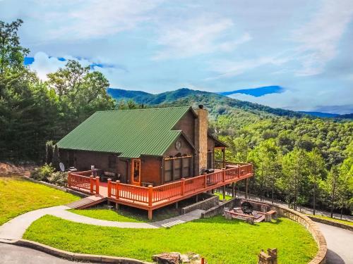 Kori’s Mountain View FREE tickets each paid day Theater Room Hot Tub Game Room WIFI in Townsend, United States