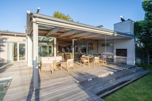 Luxurious villa with the best facilities at the foot of the Constantia Valley