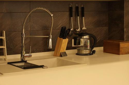 Central and Comfy Tbilisi 1BR Apartment by Wehost