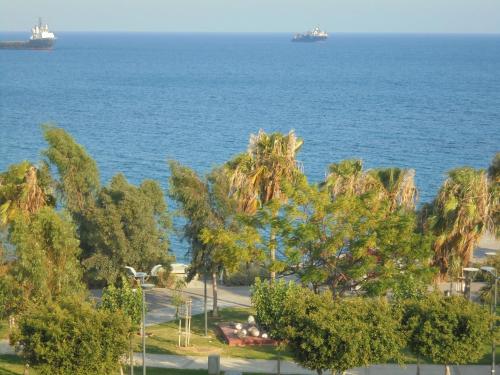 Kermia Court Beach front modern 2 bedroom sleeps 6