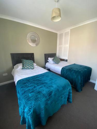 By Buildersbeds Hill House 3 Bedrooms — 4-Star Luxury Hotel in Romford, United Kingdom