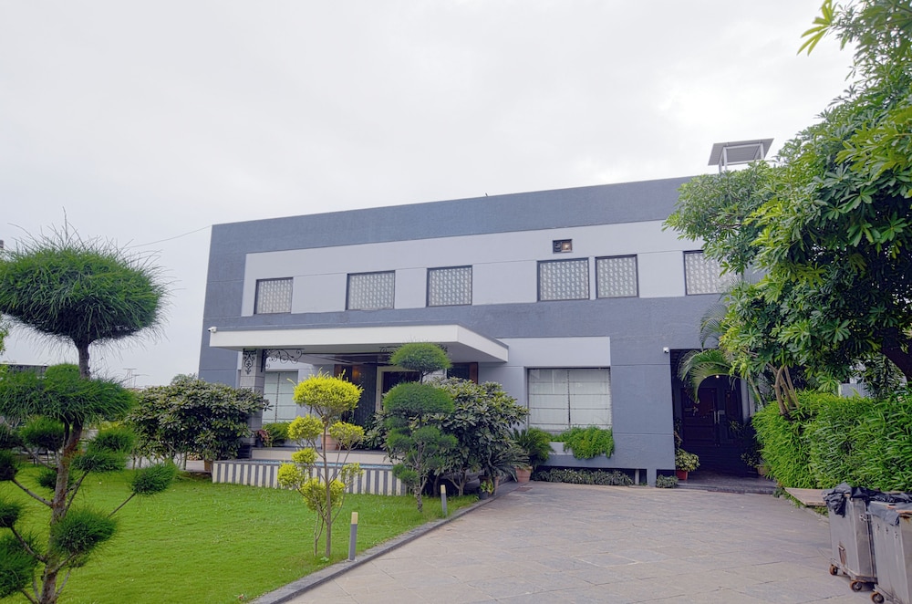 Aceotel Resort 7th Cloud Indore - last minute hotel in Indore