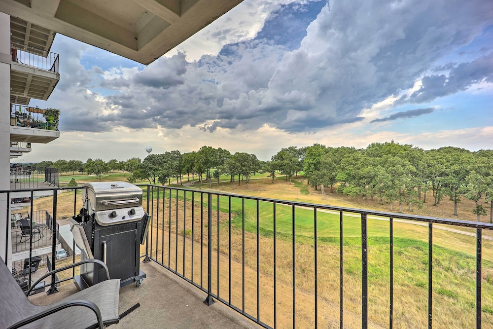 Golf Course And Lake Views Cozy Afton Condo — 4-Star Luxury Hotel in Afton, United States