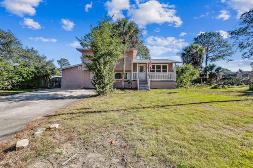 Near Downtown Beach Main House Woodland Escape — 4-Star Luxury Hotel in Pensacola, United States