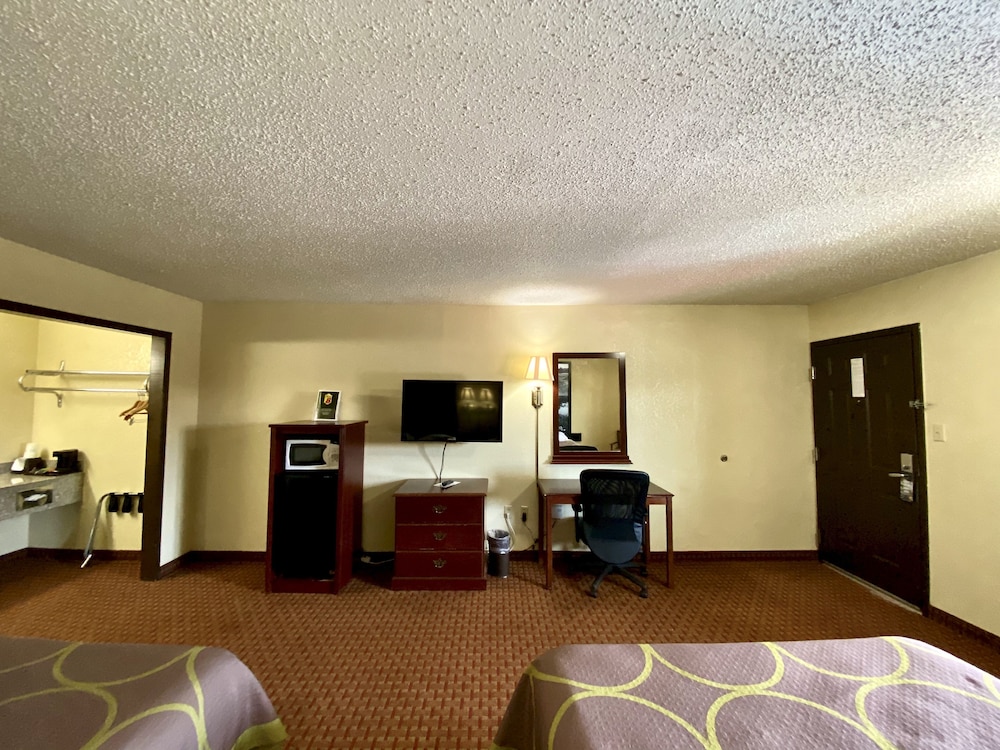 Super 8 by Wyndham Shawnee - photo 9