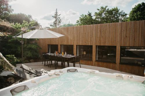 Grand Loft Avec Jacuzzi Et Home Cinema — 4-Star Luxury Hotel in Saint-Brieuc, France