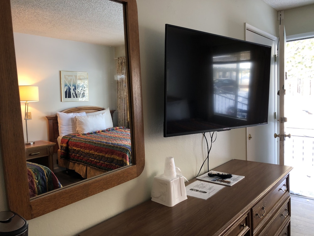 Cedar Inn & Suites - photo 39