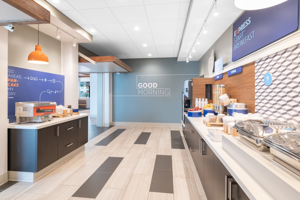 Holiday Inn Express & Suites Phoenix Airport North by IHG - photo 120
