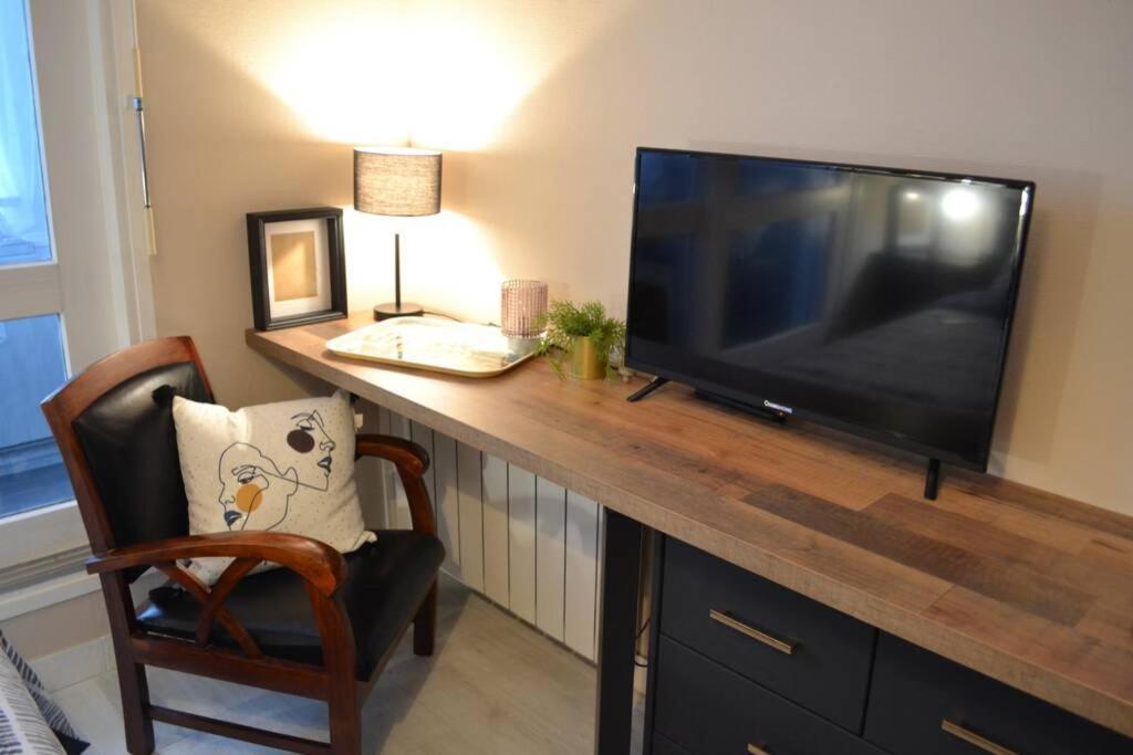 Studio 24 Coucher De Soleil &Amp; Vue Mer — 4-Star Luxury Hotel in Courseulles-Sur-Mer, France