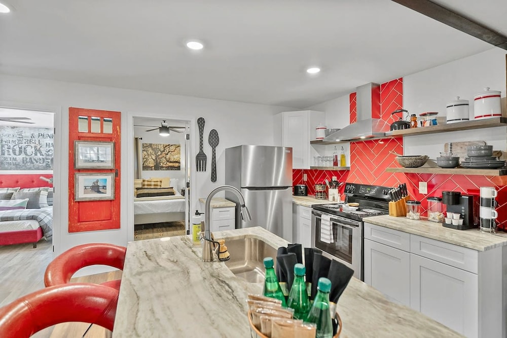 Hidden Lighthouse Bungalow Renovated 2 Beds Dogs Ok — 4-Star Luxury Hotel in Saint Augustine, United States