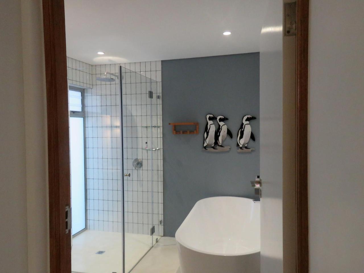 Troon Beach Cottage — 4-Star Luxury Hotel in Hermanus, South Africa