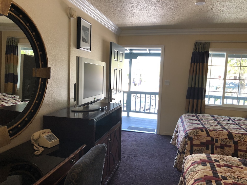Lamplighter Motel - photo 23
