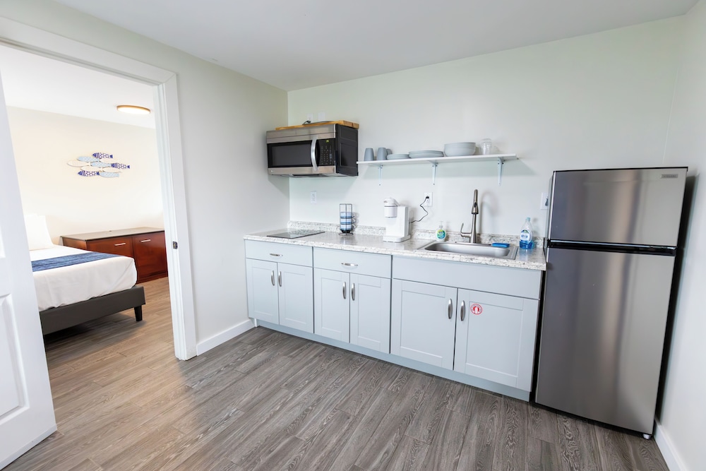 Anchor Bay Inn and Suites - photo 22
