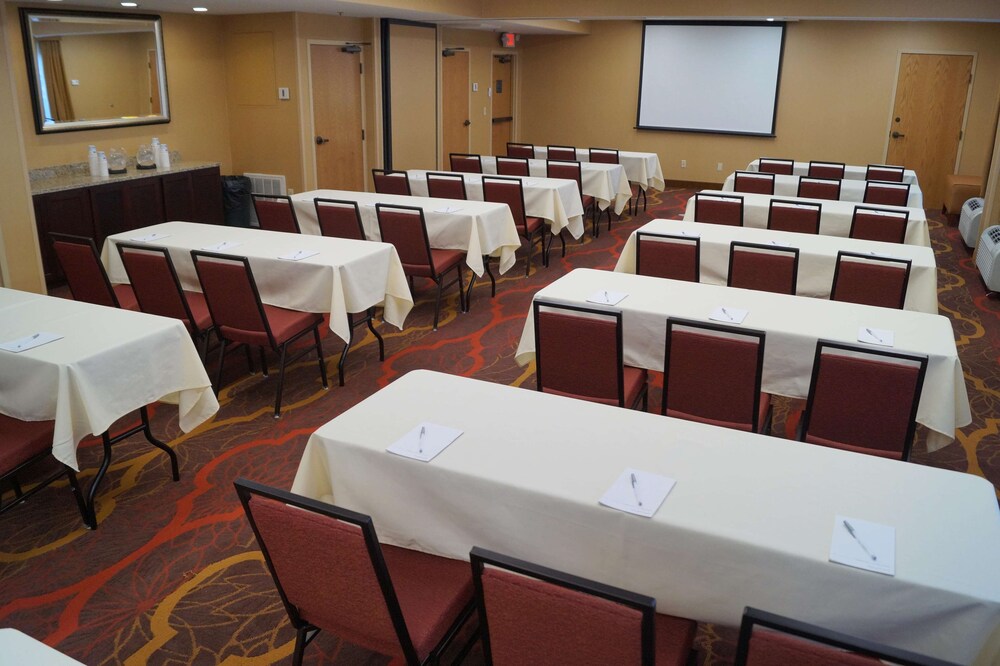 Hampton Inn Altoona - photo 34
