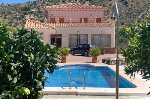 Familiar House with Private Pool And Mountains View — 4-Star Luxury Hotel in Alcaucin, Spain