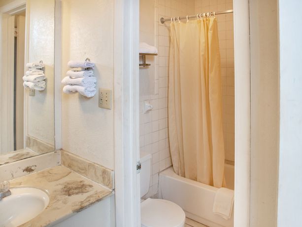 Rest Inn Extended Stay I 40 Airport Wedding & Event Center - photo 13